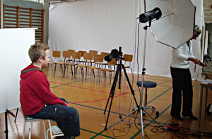En elev fra 4. klasse er klar til at blive fotograferet.
